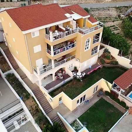 Apartment Apartments Pitesa Omis